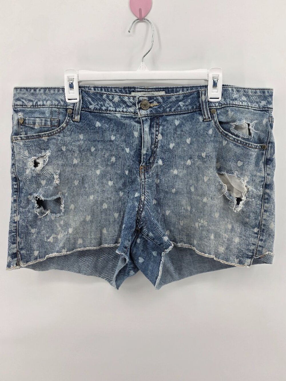 Torrid Light Wash Heart Print Distressed Denim Shorts – Size 20